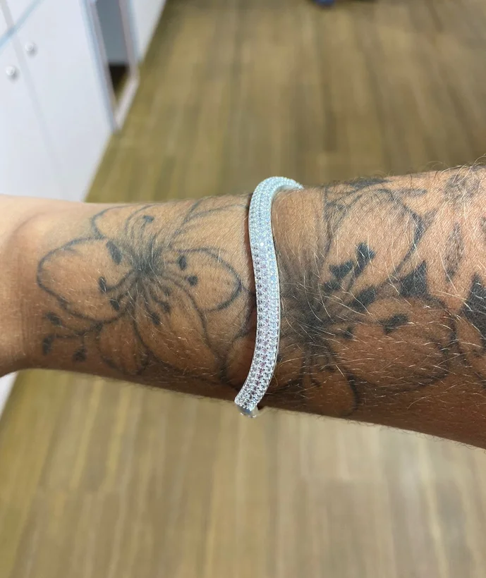 Bracelete Cravejado Ondulado — Banhado a Prata 925