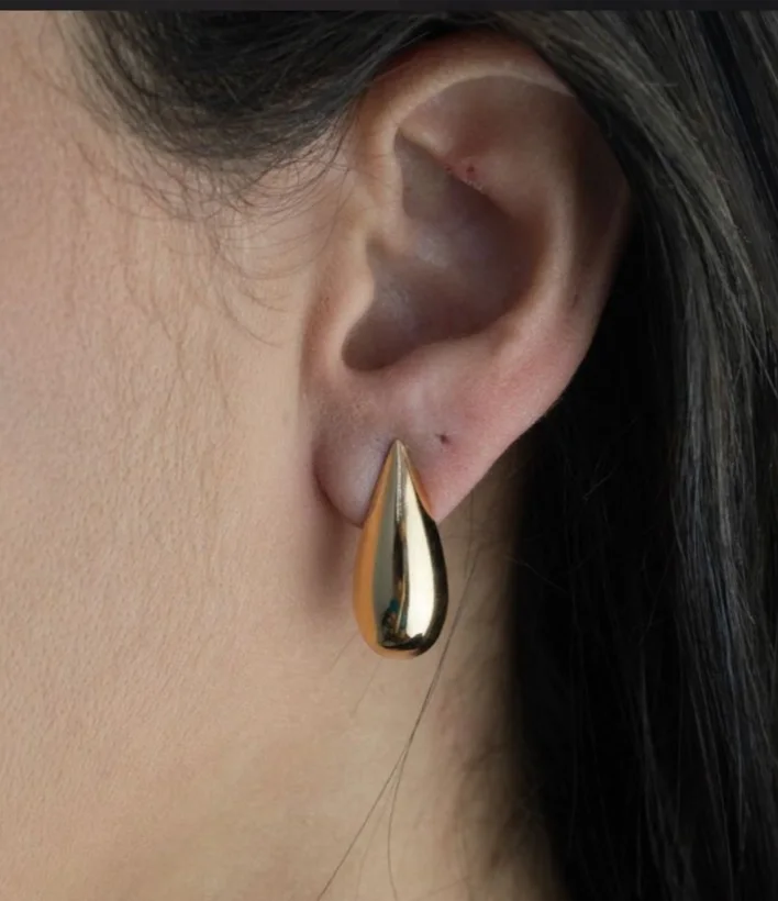 Brinco Gota Alongada Vazada — Banhado a Ouro 18k