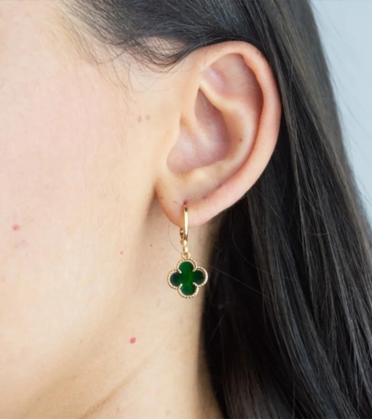 Brinco Trevo Verde Pendurado — Banhado a Ouro 18k