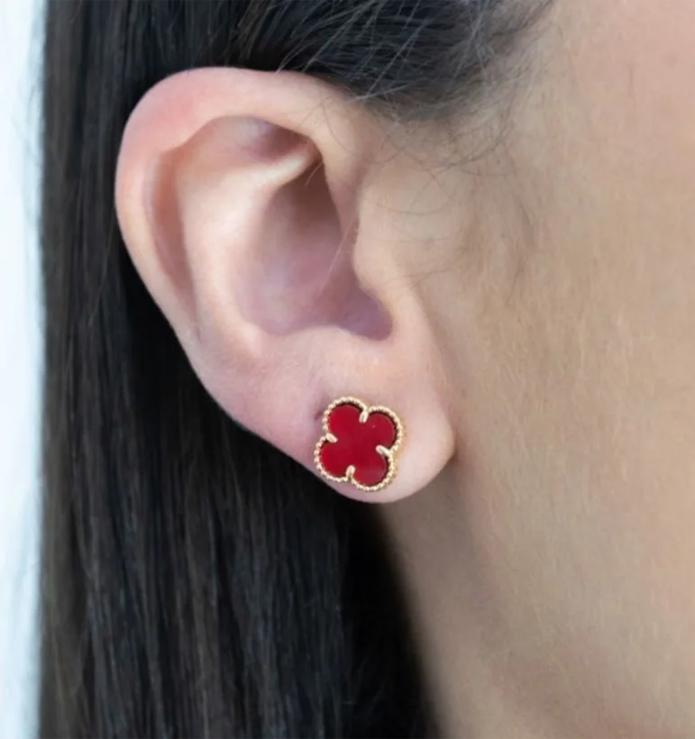 Brinco Trevo Vermelho — Banhado a Ouro 18k