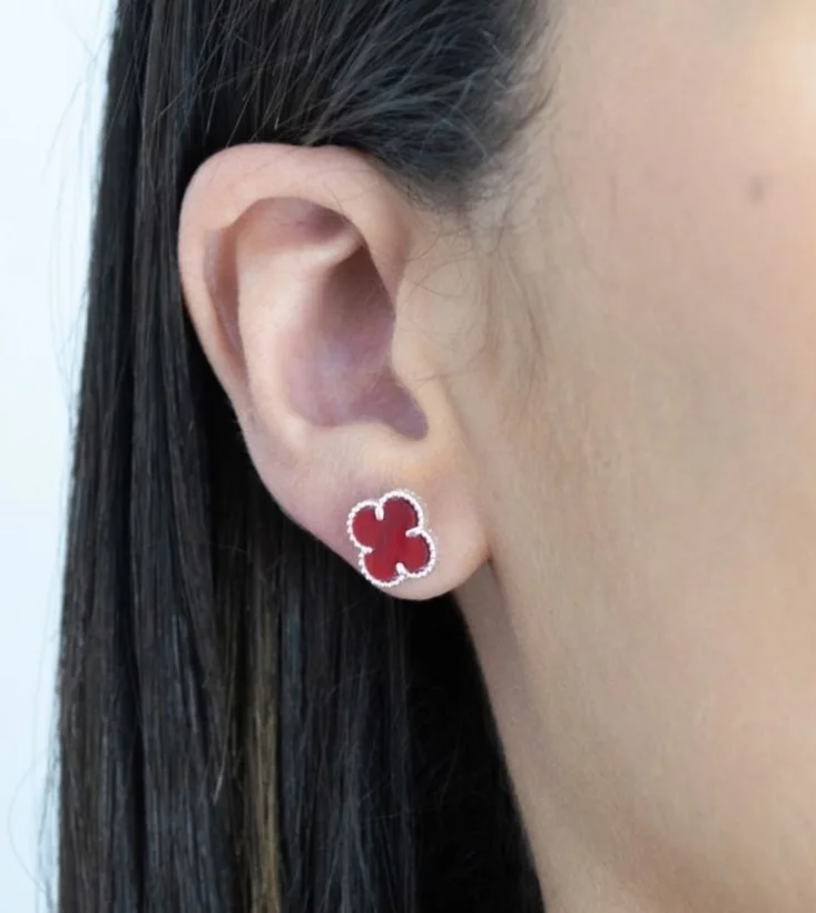 Brinco Trevo Vermelho — Banhado a Prata 925