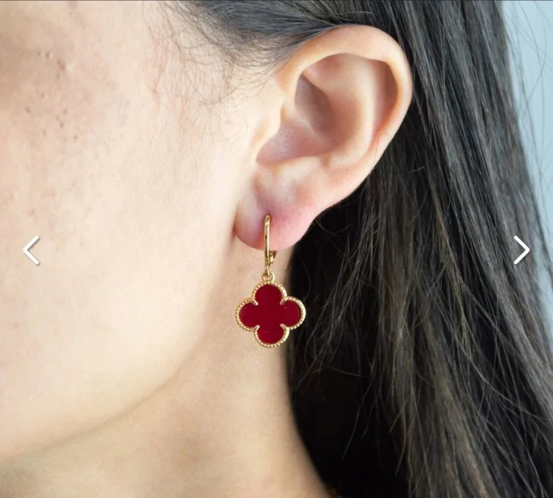 Brinco Trevo Vermelho Pendurado — Banhado a Ouro 18k