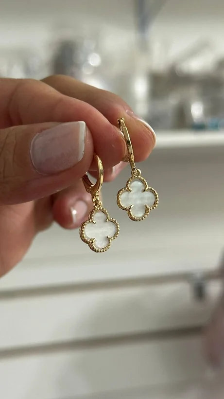 Brinco Trevo Madre Pérola — Banhado a Ouro 18k