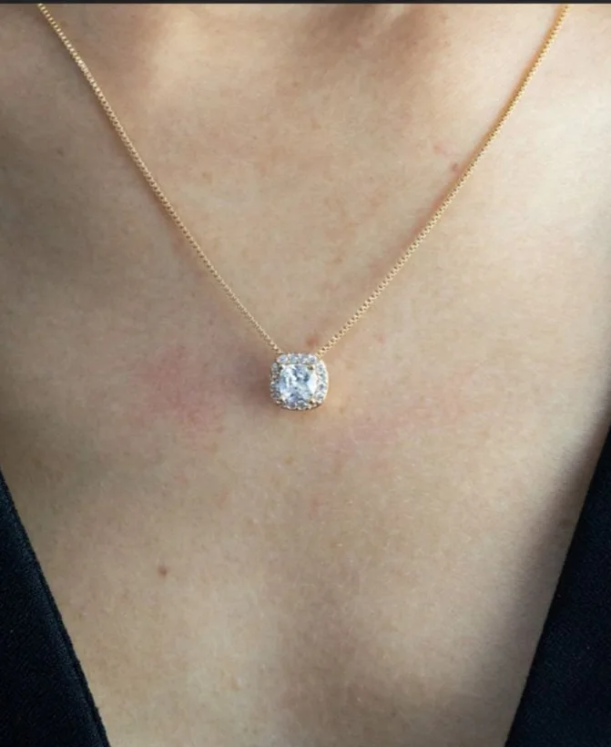Colar Pedra Quadrada com Zircônias — Banhado a Ouro 18k