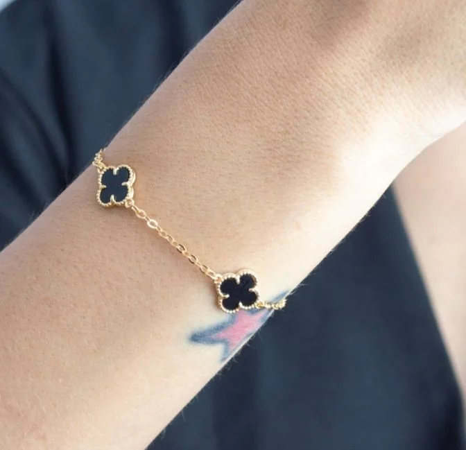 Pulseira Três Trevos Virgínia Preto — Banhado a Ouro 18k