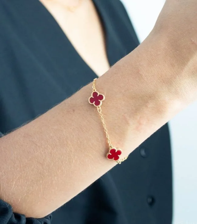 Pulseira Três Trevos Virgínia Vermelho — Banhado a Ouro 18k