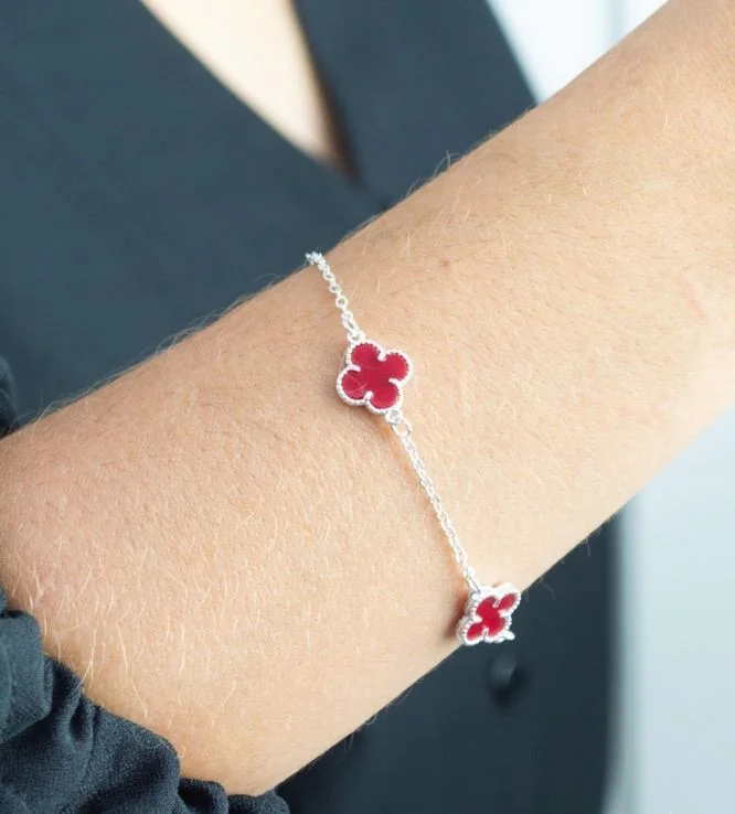 Pulseira Três Trevos Virgínia Vermelho — Banhado a Prata 925