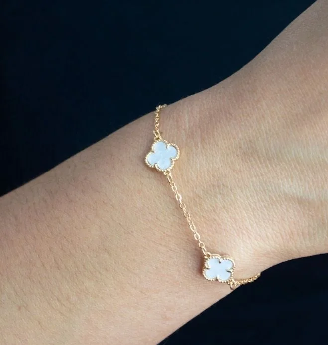 Pulseira Três Trevos Virgínia Madre Pérola — Banhado a Ouro 18k