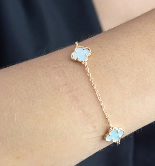 Pulseira Três Trevos Virgínia Azul Bebê — Banhado a Ouro 18k