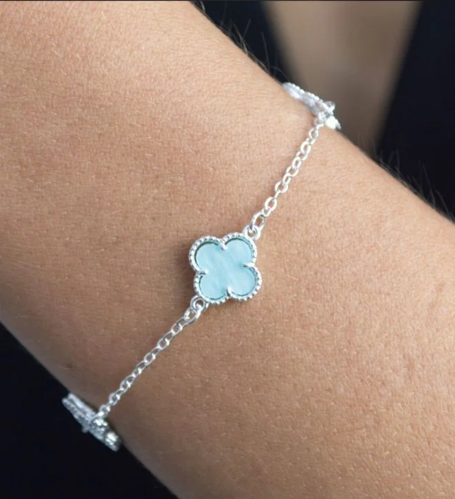Pulseira Três Trevos Virgínia Azul Bebê — Banhado a Prata 925