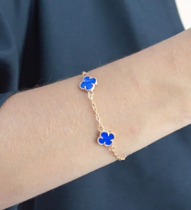Pulseira Três Trevos Virgínia Azul — Banhado a Ouro 18k