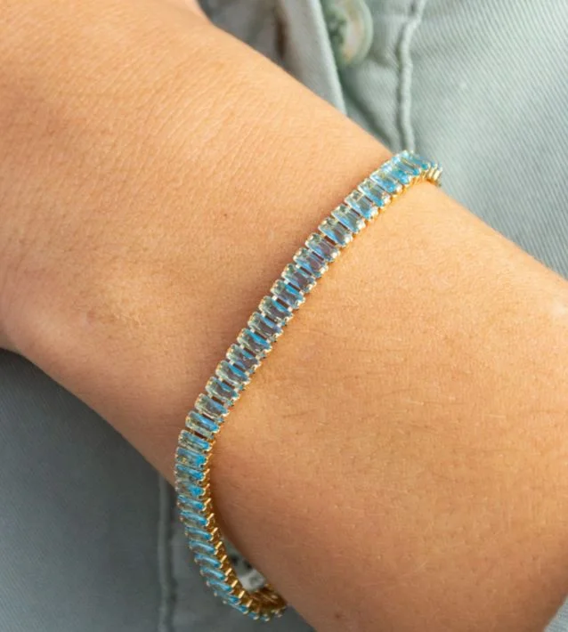 Pulseira Riviera Baguete Azul Bebê — Banhado a Ouro 18k