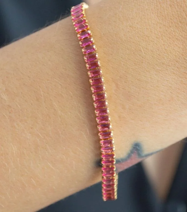 Pulseira Riviera Baguete Rosa — Banhado a Ouro 18k