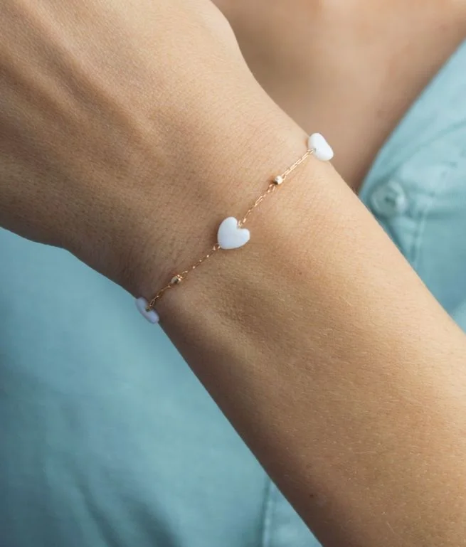 Pulseira Corações Madre Pérola — Banhado a Ouro 18k