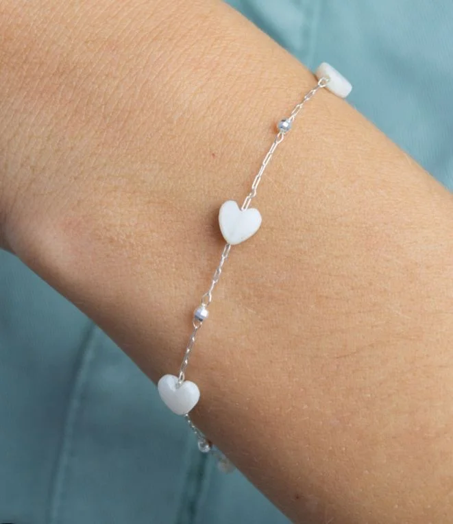 Pulseira Corações Madre Pérola — Banhado a Prata 925